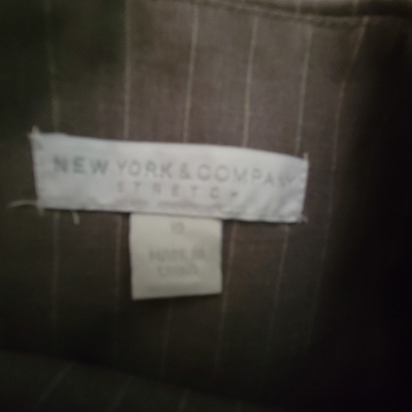 Gray with white pinstriped skirt. Slit on the back. Very classic. Size 10 - Picture 9 of 10